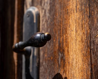 Eski paslı ahşap kapı, saplı.