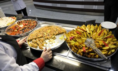 Büyük bir restoranda bir sürü farklı çeşit yemek.