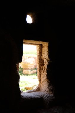 Geniş pencereli bir mağara manzarası