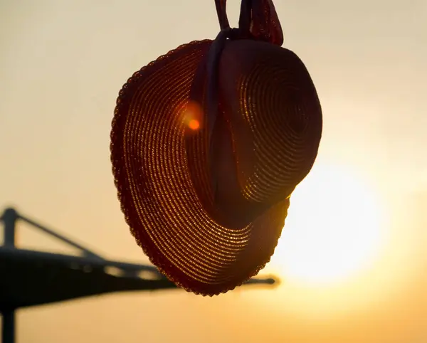 Gün batımı arka planında bir balık ağının yakın çekimi.