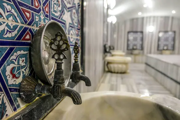 İstanbul 'da eski bir Türk hamamının içinde.