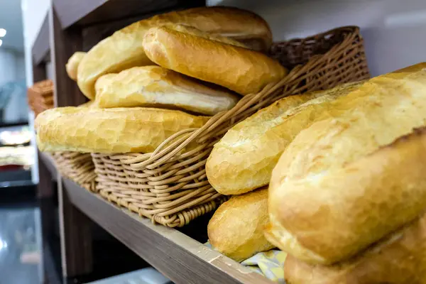 Süpermarkette taze ekmek.