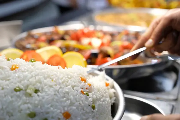 Yemek servisi, Rice Pilaf 'ın manzarasını kapatın.