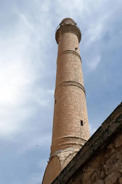 Türkiye 'nin Mardin kentindeki eski cami minaresinin manzarası 