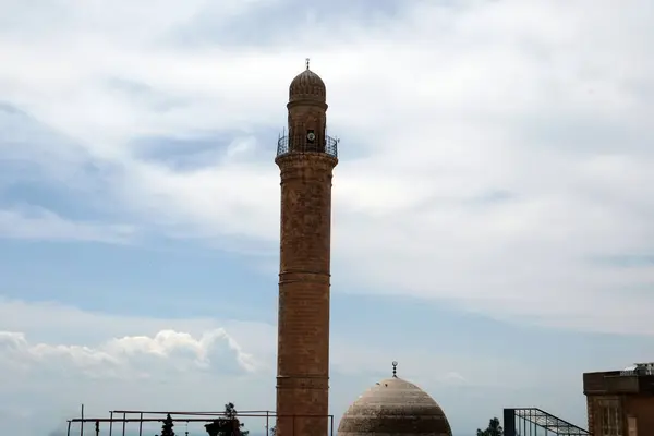Türkiye 'nin Mardin kentindeki eski caminin manzarası 