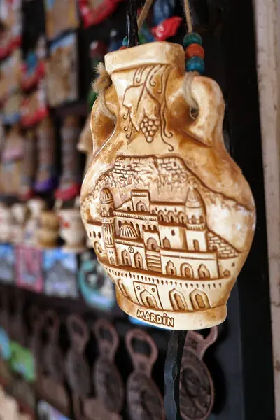 Mardin 'deki bir hediyelik eşya dükkanının penceresinden.