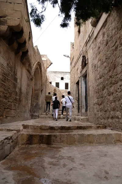 Mardin, Türkiye - 19 Temmuz: 19 Temmuz 'da Mardin' in eski kentinde yürüyen insanlar.