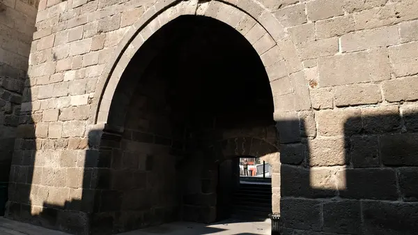 Antik tapınağın girişinde, antik binanın merkezinde.