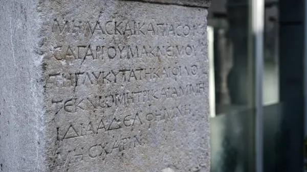 Roma şehrindeki eski taş anıt.