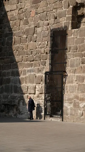 Eski Kudüs, İsrail 'in caddelerinde yürüyen bir kadın.
