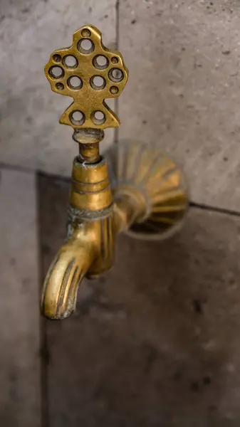 Çeşmedeki eski musluk