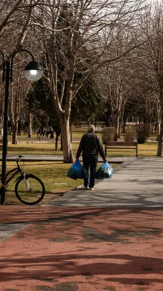 Sırt çantalı bir adam ve sokakta bir çanta.