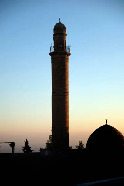 Günbatımında eski bir caminin minaresi, akşamları cami.
