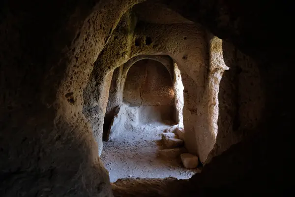 Kapadokya dağlarında mağara, hindi