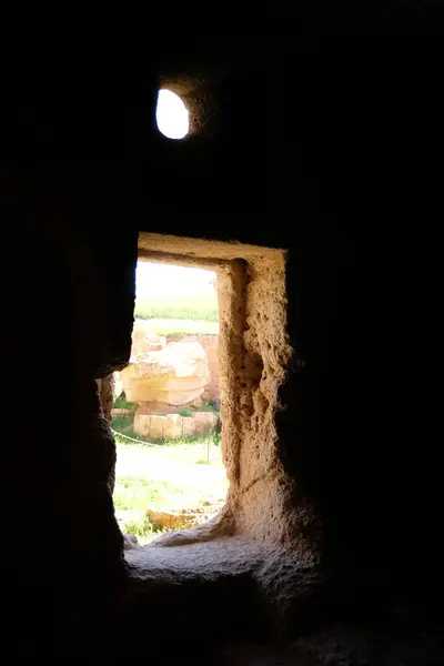 Geniş pencereli bir mağara manzarası