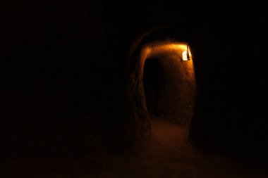 Şehirde terk edilmiş eski bir ev.