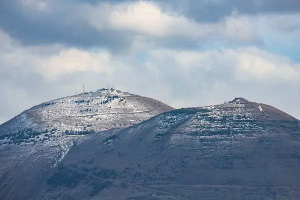 Dağlı ve karlı bir dağ manzarası