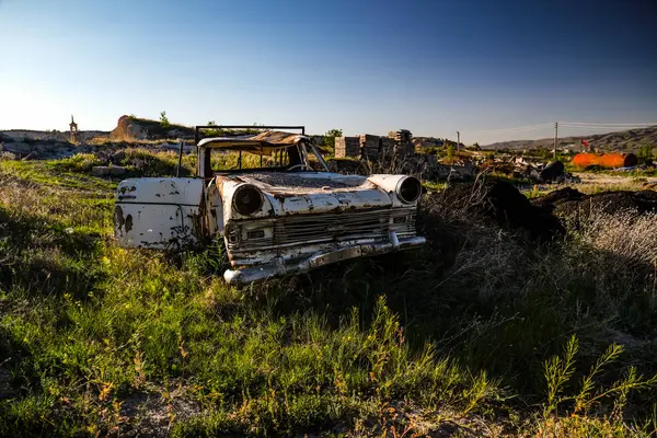 Şehirde terk edilmiş eski bir araba.
