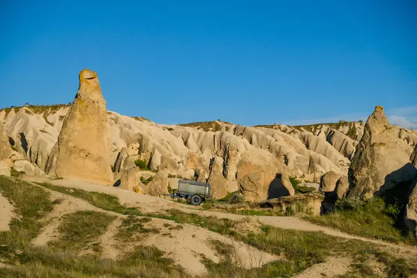 Kapadokya 'da kırmızı sıcak hava balonlu turist, hindi. Kapadokyanın turistik cazibesi, hindi. Peri masalı manzarası