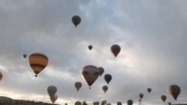 Kapadokya üzerinde uçan sıcak hava balonu