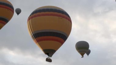 Gökyüzünde uçan sıcak hava balonları, macera