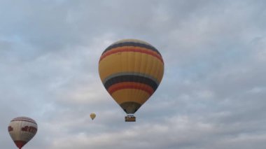 Sıcak hava balonları kapadokya üzerinde hindi içinde uçuyor.