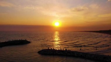 Sahilde gün batımı. hava aracı görünümü