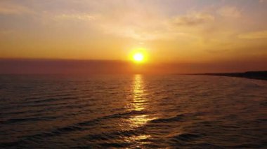 Denizin üzerinde güzel bir gün batımı.