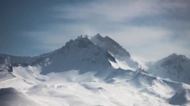 Doğadaki dağların güzel manzarası