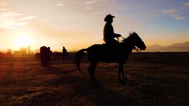 Dağlarda bir adamın silueti