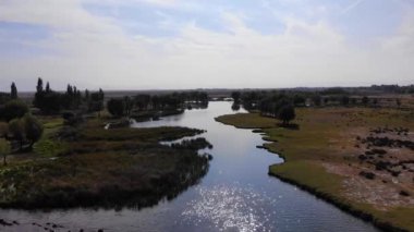 Nehir ve ağaçlarla dolu güzel bir manzara.