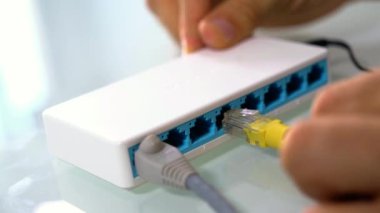 Bir ethernet kablosunu merkeze bağlıyorum.