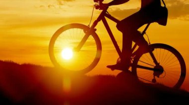Gün batımında bisiklet dağı tırmanışı