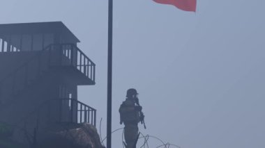 Asker Rus bayrağı altında sınırı koruyor..