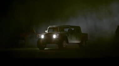 Sis Arkaplan Karşısında At Sürüsü ve Offroad Aracı