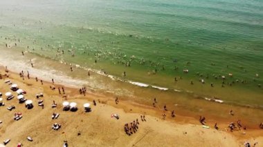 Akdeniz Sahilleri ve Yüzen İnsanlar