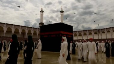 Müslümanlar Yağmurlu Hava 'da Tawaf Kabe