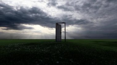 Yeşil çimenler ve bulutlu gökyüzü