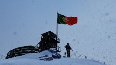 Portekizli Asker Karlı Hava 'da Sınırı İzliyor