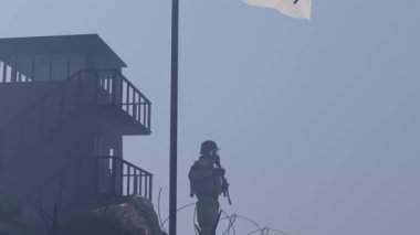 Kore Bayrağı Altındaki Sınırı Koruyan Asker