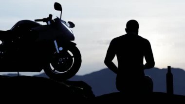 Sorunlu Motorcu Doğada Tek Başına İçiyor