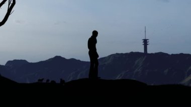 Yüksek bir dağ bölgesindeki cep telefonundan yardım almaya çalışıyorum.
