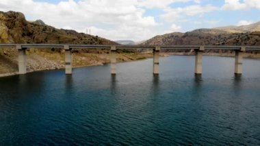 Viyadük 'ün Ayağının Altında