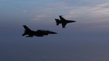 Savaş uçakları Gün Batımında Grup halinde Uçuyor