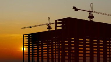İnşaat alanı ve gün batımı görünümü