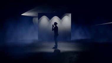 Dambıl kullanan Bir Kadının Silueti