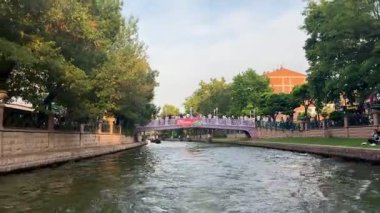 Şehrin İçindeki Nehirde Tekneyle Seyahat