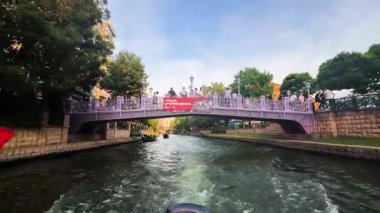 Şehrin İçindeki Nehirde Tekneyle Seyahat