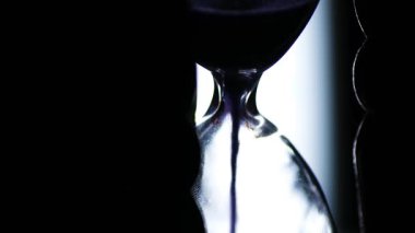 Kum saatinin içinde hızlı akan kum taneleri