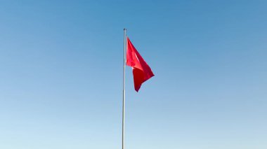 Mavi gökyüzü arka planında hindi bayrağı